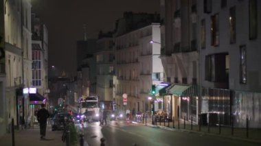 Geceleri Paris Menilmontant caddesi manzarası. Yüksek kalite 4k görüntü