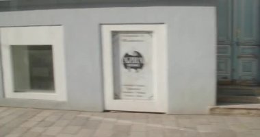 Linz, Avusturya 'daki Goethestrasse caddesinin ön cephesinde otobüs sürüyor. Yüksek kalite 4k görüntü