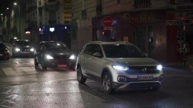 Geceleri Paris Menilmontant caddesi manzarası. Yüksek kalite 4k görüntü