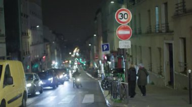 Geceleri Paris Menilmontant caddesi manzarası. Yüksek kalite 4k görüntü