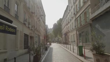 Paris yerleşim bölgesindeki ara sokak. Yüksek kalite 4k görüntü