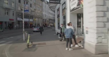 Avusturya 'nın Linz kentindeki Landstrasse caddesinde otobüs yolculuğu. Yüksek kalite 4k görüntü