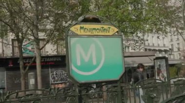 Paris 'teki Menilmontant metro istasyonu. Yüksek kalite 4k görüntü