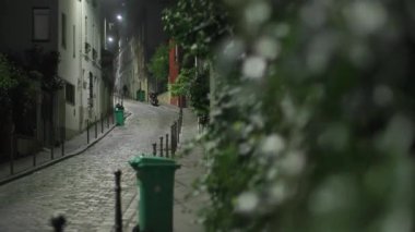 Paris 'te gece vakti aydınlık bir sokak. Yüksek kalite 4k görüntü