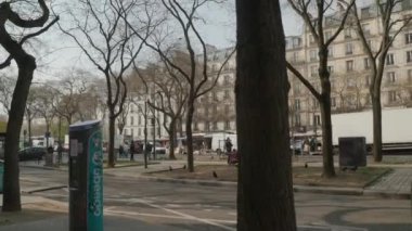 Fransa 'nın Belleville Bulvarı' nda trafik. Yüksek kalite 4k görüntü