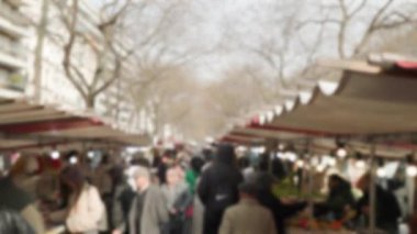 Alışverişçiler Paris 'te taze pazarda yürüyorlar. Yüksek kalite 4k görüntü