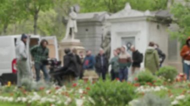 Film yapım ekibi Paris 'teki Pere Lachaise mezarlığında çekim yapıyor. Yüksek kalite 4k görüntü