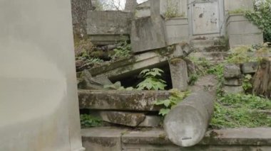 Paris, Fransa 'daki ünlü Pere Lachaise mezarlığında mezarlar. Yüksek kalite 4k görüntü