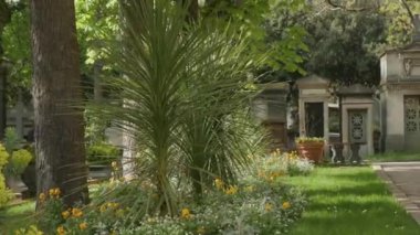 Paris 'teki Pere Lachaise mezarlığına giriş sokağı. Yüksek kalite 4k görüntü