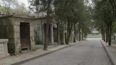 Paris, Fransa 'daki ünlü Pere Lachaise mezarlığında mezarlar. Yüksek kalite 4k görüntü