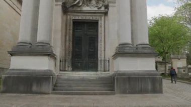 Paris 'teki Pere Lachaise mezarlığında anıtsal bir tören. Yüksek kalite 4k görüntü
