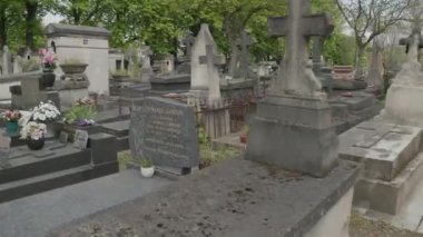 Paris, Fransa 'daki ünlü Pere Lachaise mezarlığında mezarlar. Yüksek kalite 4k görüntü
