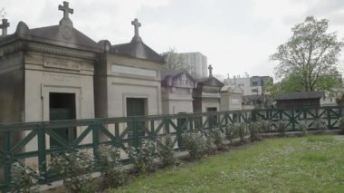 Paris, Fransa 'daki ünlü Pere Lachaise mezarlığında mezarlar. Yüksek kalite 4k görüntü
