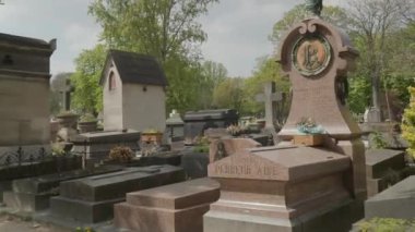 Paris, Fransa 'daki ünlü Pere Lachaise mezarlığında mezarlar. Yüksek kalite 4k görüntü