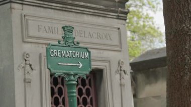 Pere Lachaise mezarlığındaki krematoryum tabelası, Paris. Yüksek kalite 4k görüntü