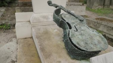 Tombstone 'da çift baslı bronz. Yüksek kalite 4k görüntü