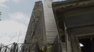 Mezarlık Pere Lachaise, Paris 'te Mısır sanatıyla dolu büyük bir köşe yazısı. Yüksek kalite 4k görüntü