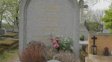 Paris, Fransa 'daki ünlü Pere Lachaise mezarlığında mezarlar. Yüksek kalite 4k görüntü