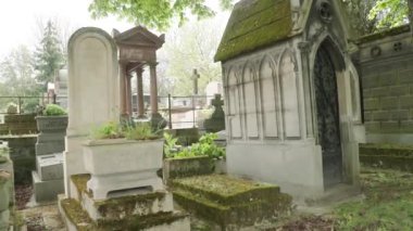 Paris, Fransa 'daki ünlü Pere Lachaise mezarlığında mezarlar. Yüksek kalite 4k görüntü