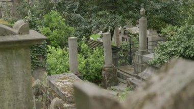 Paris 'teki Pere Lachaise mezarlığında çökmüş bir mezar. Yüksek kalite 4k görüntü