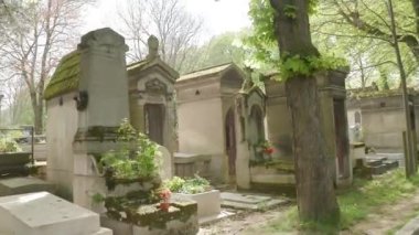 Paris, Fransa 'daki ünlü Pere Lachaise mezarlığında mezarlar. Yüksek kalite 4k görüntü