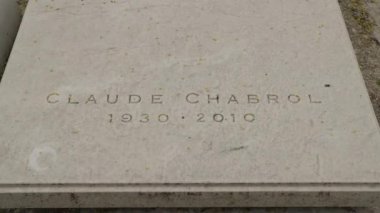 Claude Chabrol mezarı, ünlü Fransız yönetmen, Pere Lachaise, Paris 'te. Yüksek kalite 4k görüntü