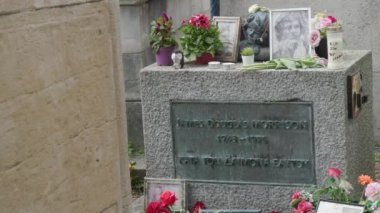 Paris 'teki Pere Lachaise mezarlığında Rock efsanesi Jim Morrison' ın mezarı. Yüksek kalite 4k görüntü