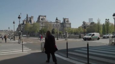 Seine nehri üzerindeki Paris şehir merkezinde trafik var. Yüksek kalite 4k görüntü