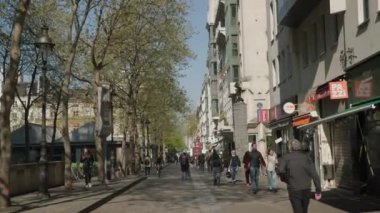 Paris 'teki Centre Pompidou yakınlarında yayalar ve turistler. Yüksek kalite 4k görüntü