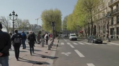 Paris 'teki Hotel De Ville' de trafik ve yayalar. Yüksek kalite 4k görüntü