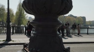 Paris, Fransa 'daki Seine Köprüsü' nde turist grubu toplanıyor. Yüksek kalite 4k görüntü