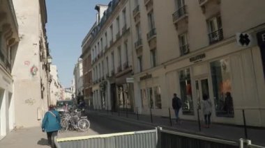 Fransa, Paris 'teki Marais bölgesinde sokak manzarası. Yüksek kalite 4k görüntü