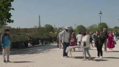 Paris Jardin De Tuileries 'de Eyfel kulesi ve heykel. Yüksek kalite 4k görüntü