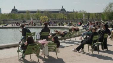Paris, Fransa 'daki Jardin De Tuileries' de turistler. Yüksek kalite 4k görüntü