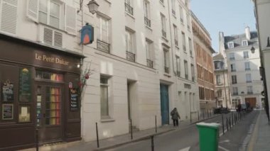 Fransa, Paris 'teki Marais bölgesinde sokak manzarası. Yüksek kalite 4k görüntü