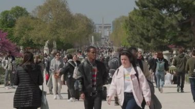 Paris, Fransa 'daki Jardin De Tuileries' de turistler. Yüksek kalite 4k görüntü
