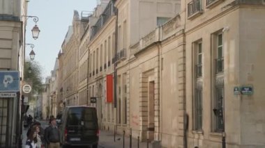 Fransa, Paris 'teki Marais bölgesinde sokak manzarası. Yüksek kalite 4k görüntü