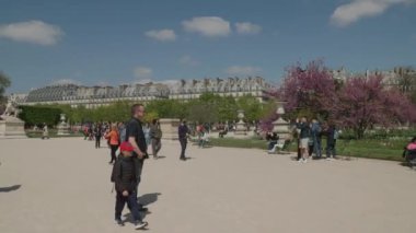 Paris, Fransa 'daki Jardin De Tuileries' de turistler. Yüksek kalite 4k görüntü