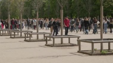 Paris, Fransa 'daki Jardin De Tuileries' de turistler. Yüksek kalite 4k görüntü