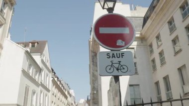 Paris 'te bisikletler dışında sürücü yasağı var. Yüksek kalite 4k görüntü