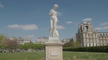 Fransa 'nın başkenti Paris' teki Jardin De Tuileries 'te bulunan bir peri heykeli. Yüksek kalite 4k görüntü