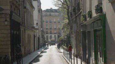 Fransa, Paris 'teki Marais bölgesinde sokak manzarası. Yüksek kalite 4k görüntü