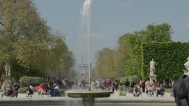 Paris, Fransa 'daki Jardin De Tuileries' de turistler. Yüksek kalite 4k görüntü