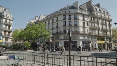 Seine nehri üzerindeki Paris şehir merkezinde trafik var. Yüksek kalite 4k görüntü