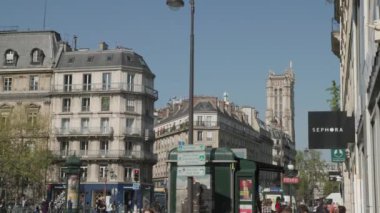 Paris Marais bölgesi belediye binası yakınlarındaki şehir manzarası. Yüksek kalite 4k görüntü