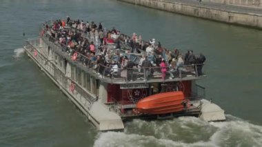 Paris 'teki Seine Nehri' nde bir turist teknesi. Yüksek kalite 4k görüntü