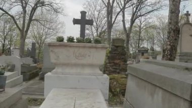 Paris, Fransa 'daki ünlü Pere Lachaise mezarlığında mezarlar. Yüksek kalite 4k görüntü