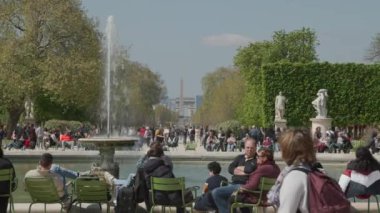 Paris, Fransa 'daki Jardin De Tuileries' de turistler. Yüksek kalite 4k görüntü