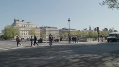 Seine nehri üzerindeki Paris şehir merkezinde trafik var. Yüksek kalite 4k görüntü