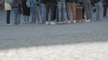 Müzenin dışındaki kaldırımda duran bir grup insan. Yüksek kalite 4k görüntü